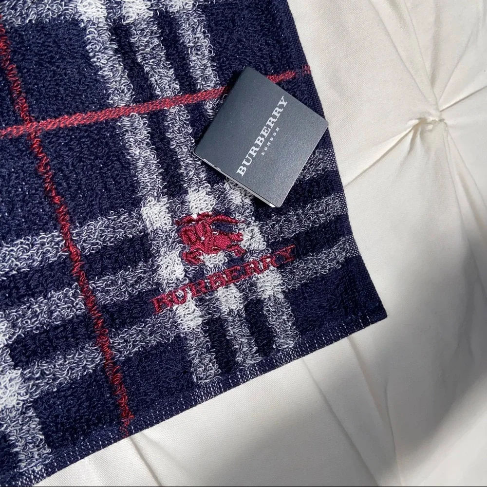 Burberry hand towel set